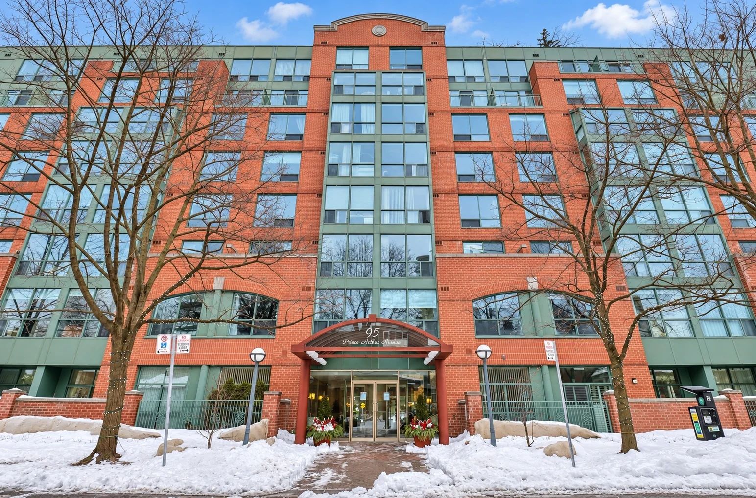 95 Prince Arthur Ave, The Dunhill Club