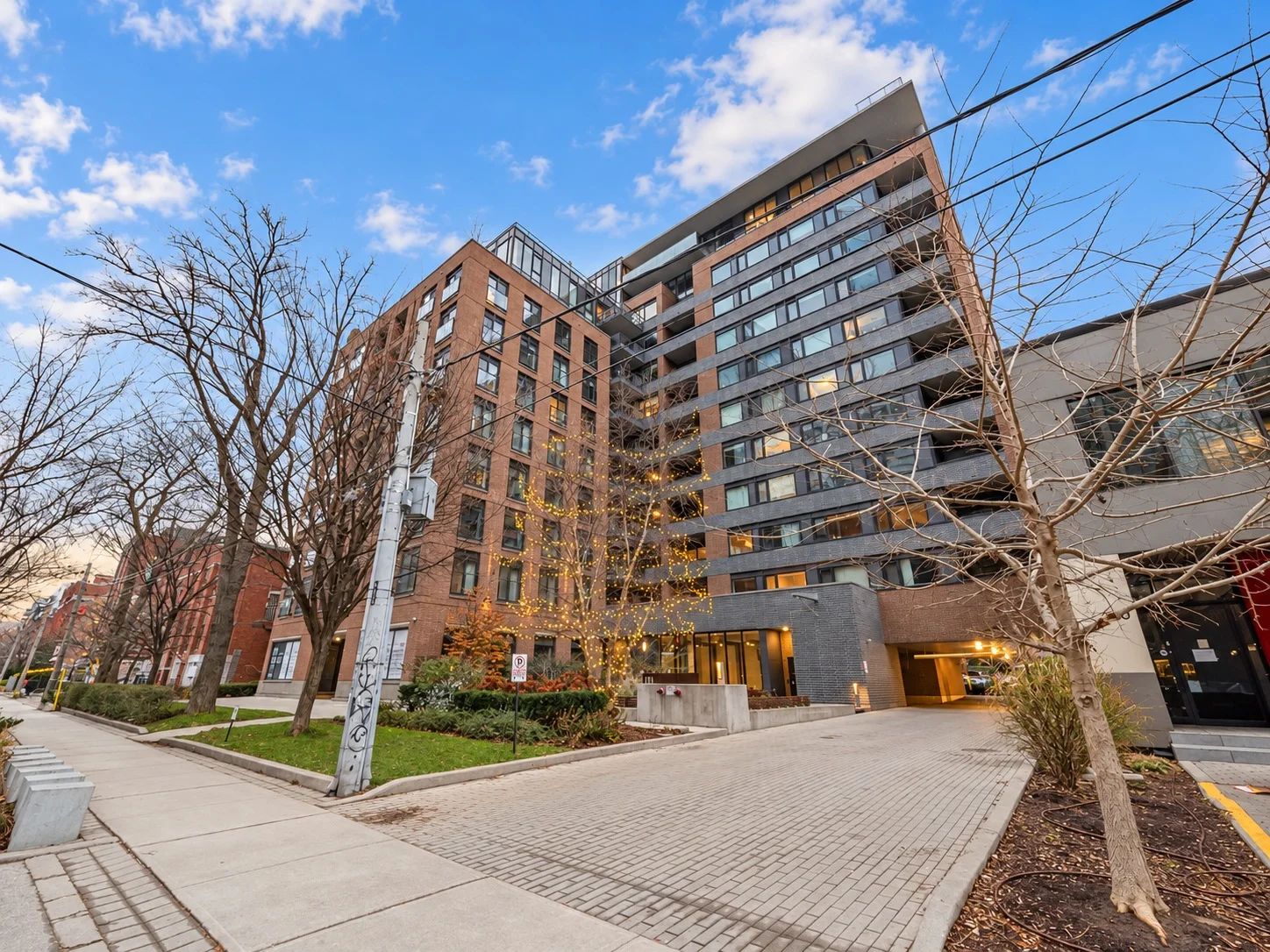 400 Wellington St W, 400 Wellington
