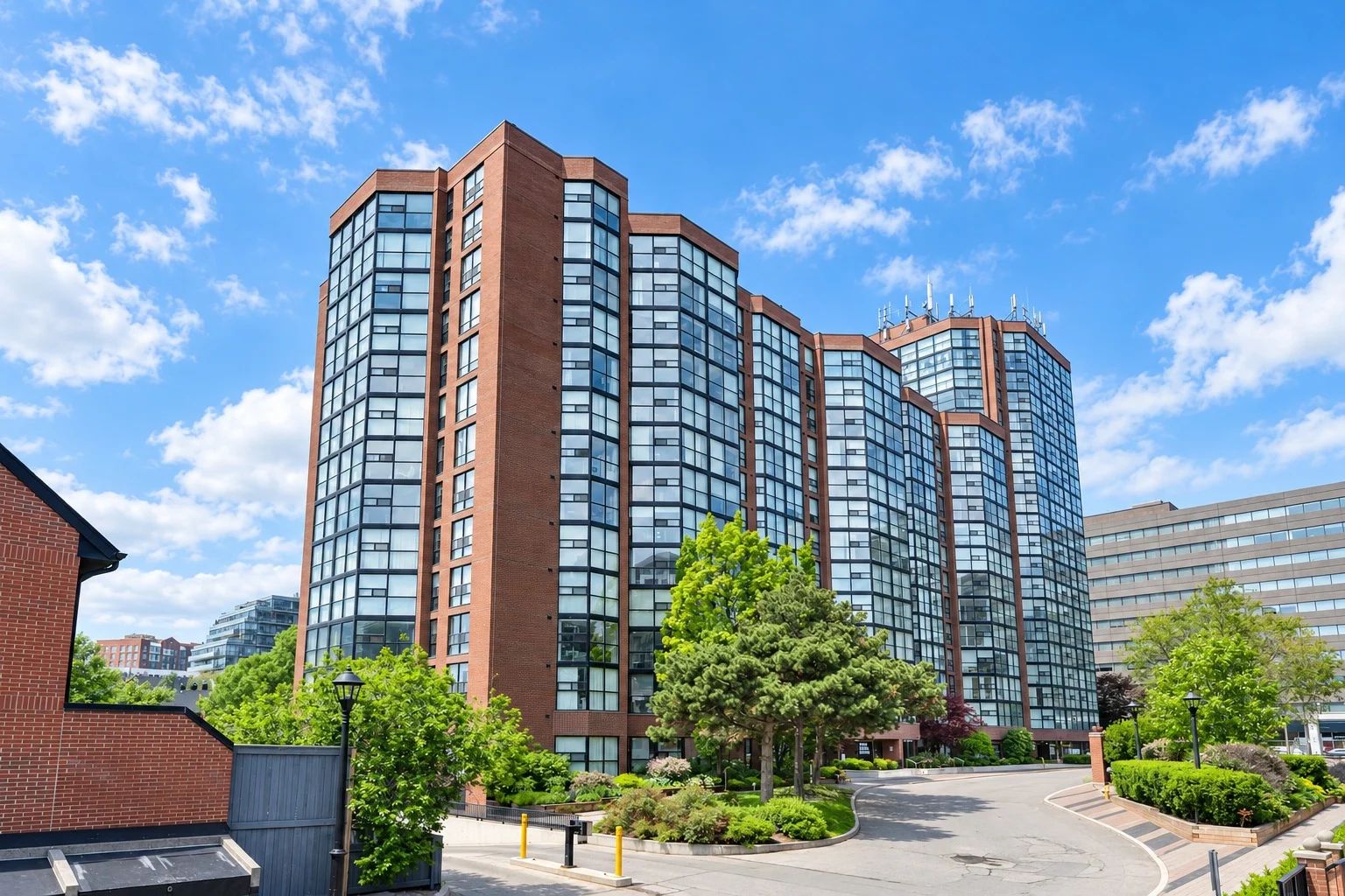 701 King St W, The Summit