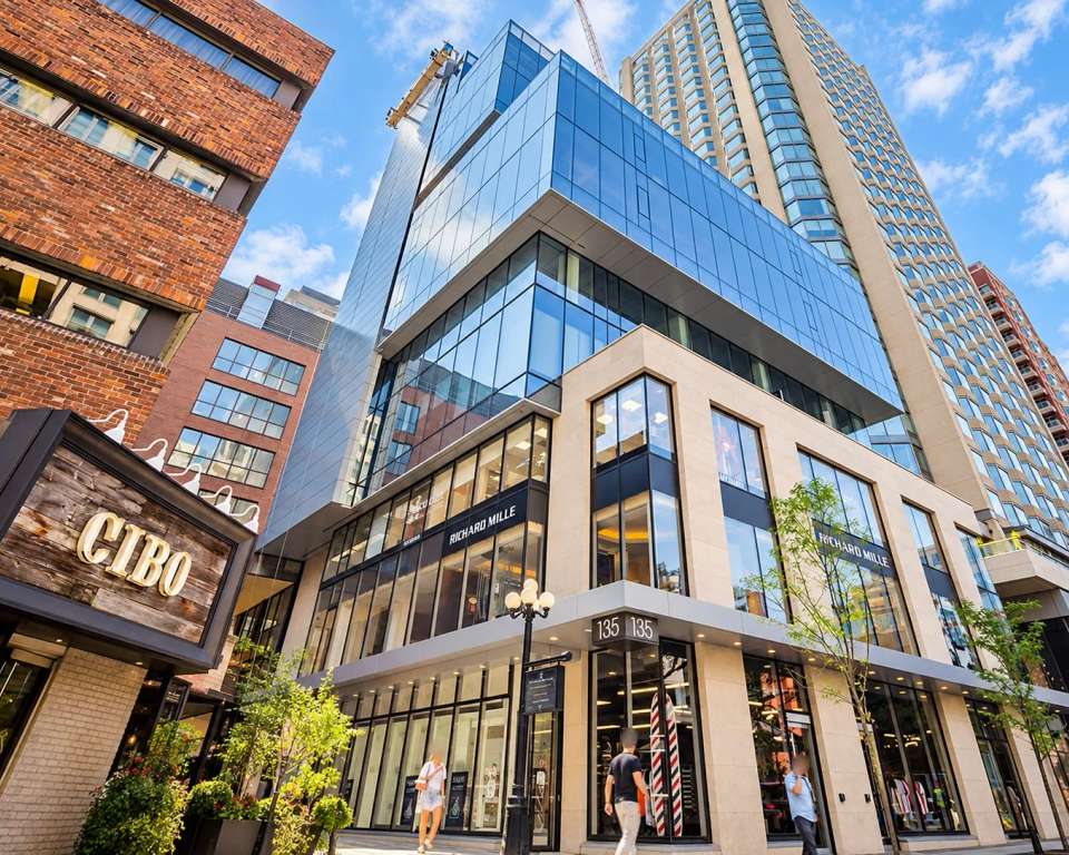 Deca Yorkville, 135 Yorkville Ave