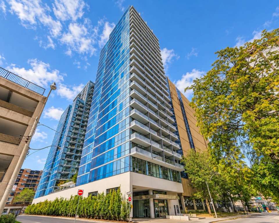 210 Simcoe, 210 Simcoe St