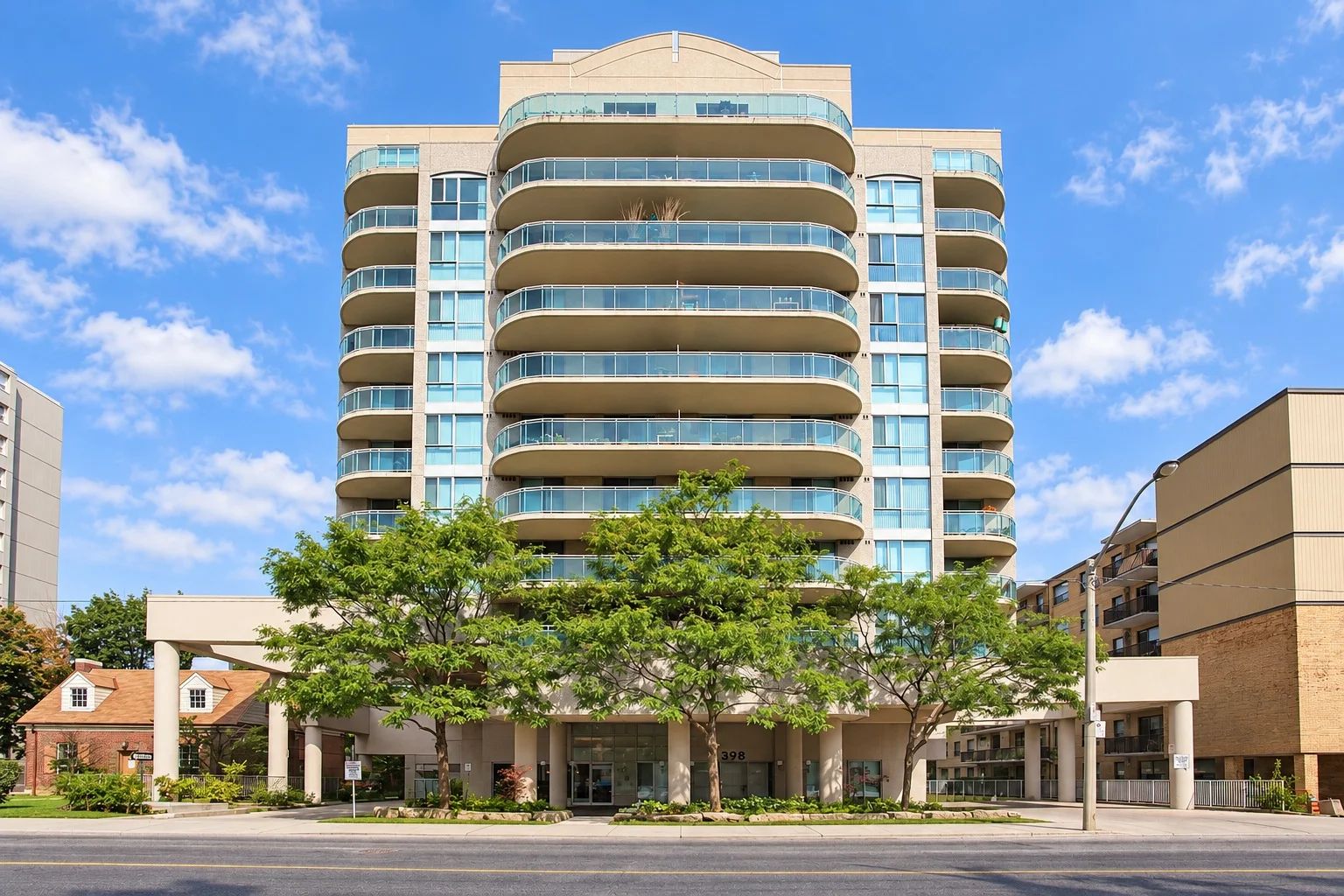 398 Eglinton Ave E, Maxim