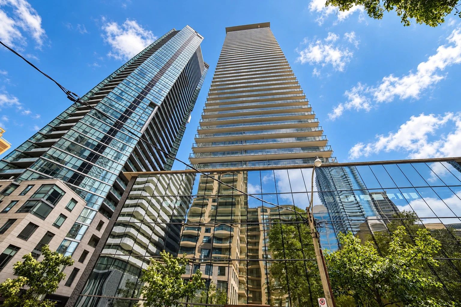 33 Charles St E, Casa Condos