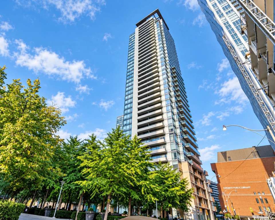 18 Yorkville, 18 Yorkville Ave