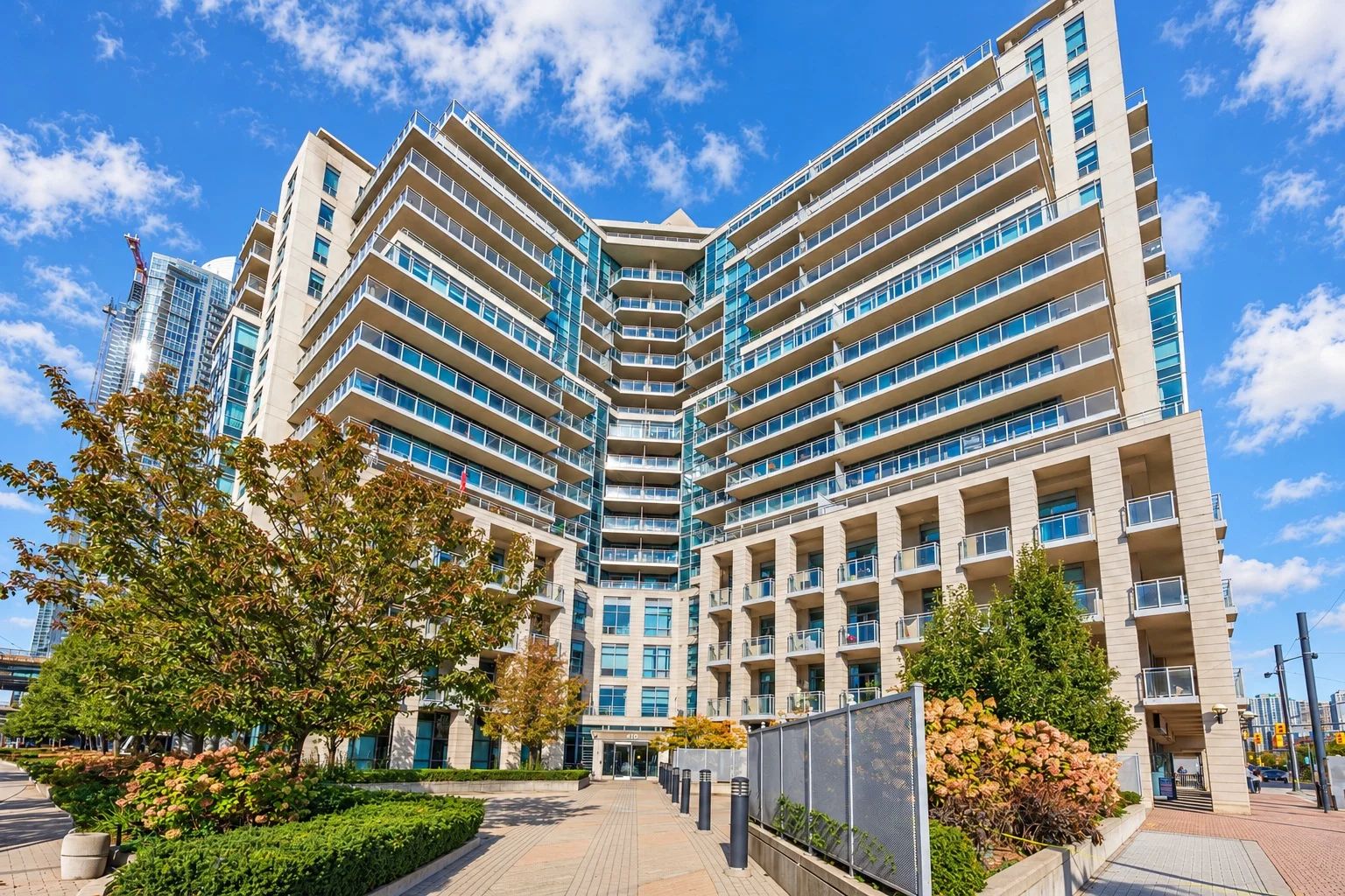 410 Queens Quay W, Aqua