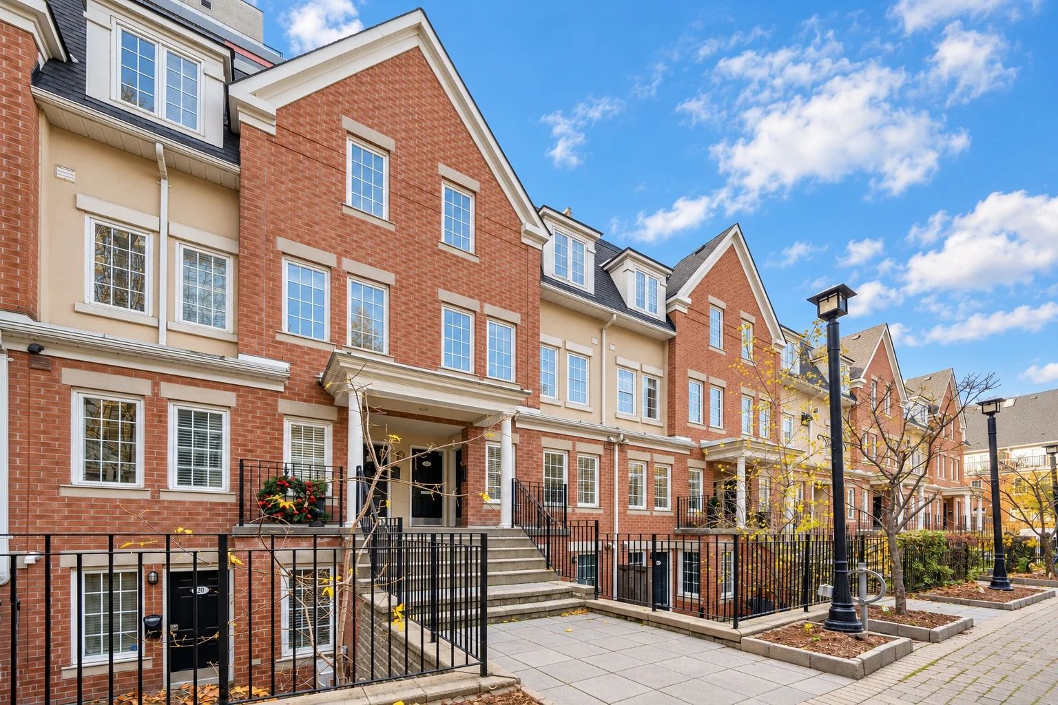 550 Front St W, Portland Park Village
