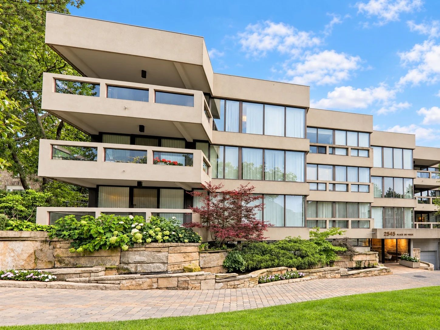 2545 Bloor St W, The Waterfall