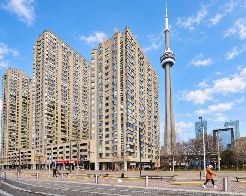 Exterior of Harbourpoint I at 250 Queens Quay W, Toronto
